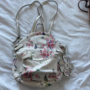 304. Guess Floral Small Backpack